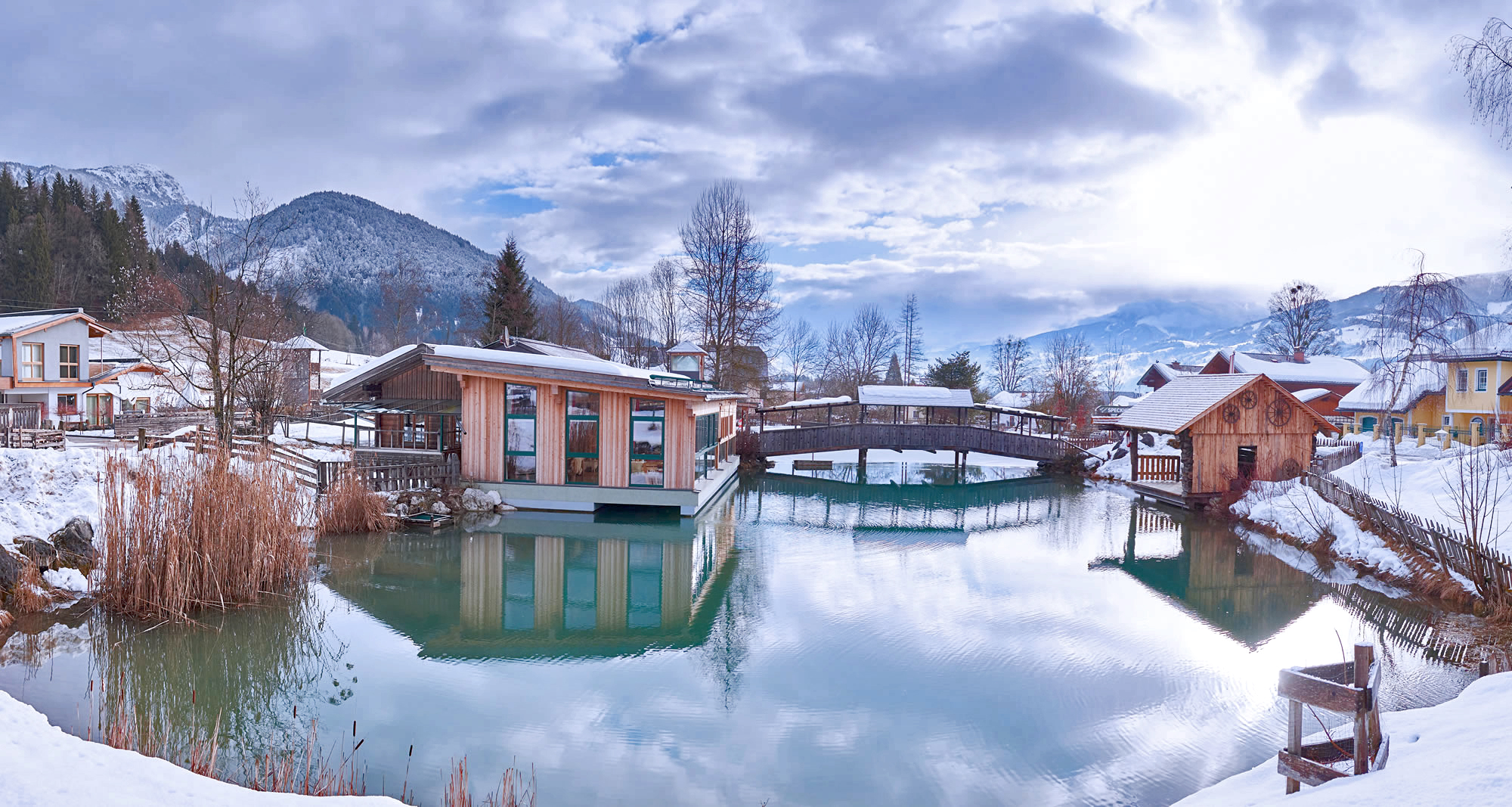 Abenteuerhof im Winter - mit Blick auf den Naturteich